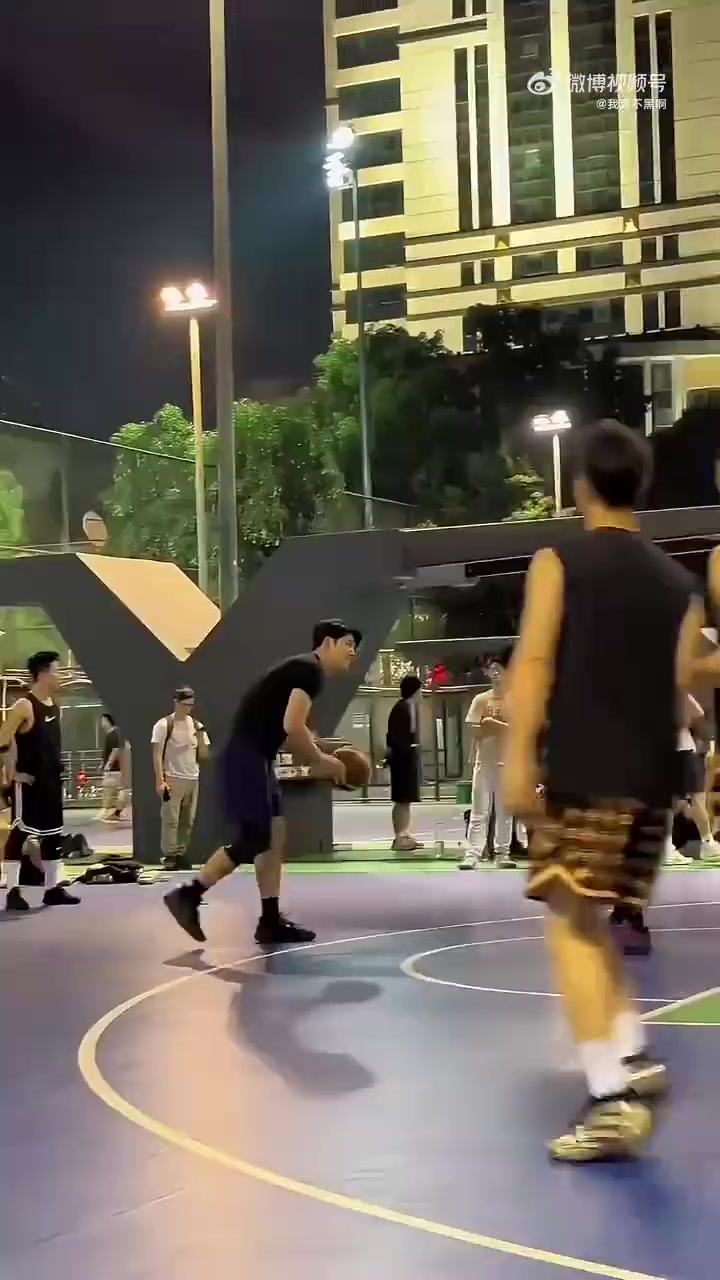 好家伙你们打场野球这强度比当年黄绿大战还大
