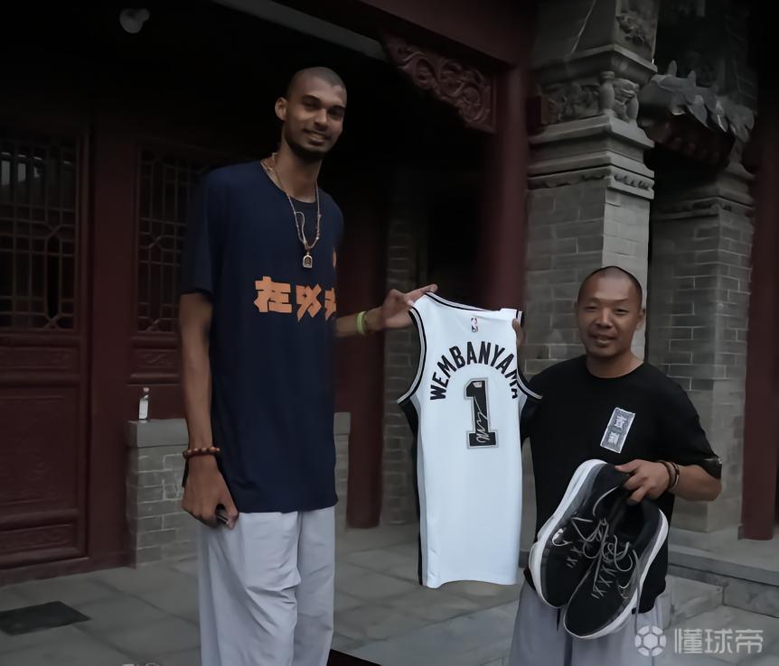 少林寺延安师傅祝贺文班：制心一处无事不办，总决赛加油！