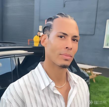 会留到世界杯吗？范戴克在为杂志拍摄封面时梳了脏辫