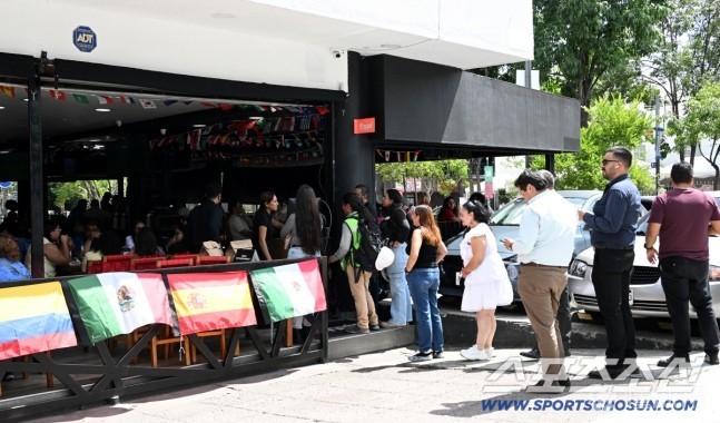 外媒：孙兴慜在墨西哥一家卷饼店用餐，球迷迅速将餐厅包围